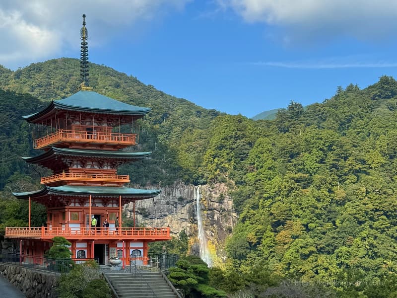 熊野古道69-2　三重塔と那智の滝a